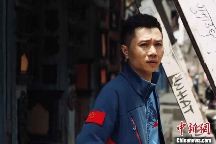 孙义全在尼泊尔首都加德满都街头。 孙义全 供图   “今年的珠峰攀登取消 珠峰仍应该被仰望”