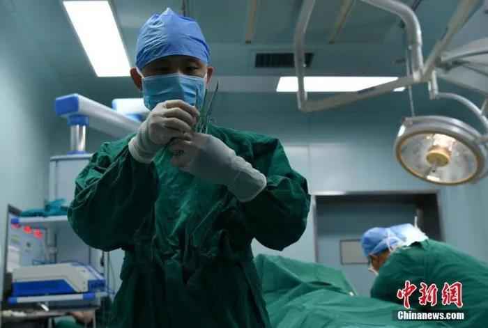 资料图：一男护士清点手术工具。翟羽佳 摄